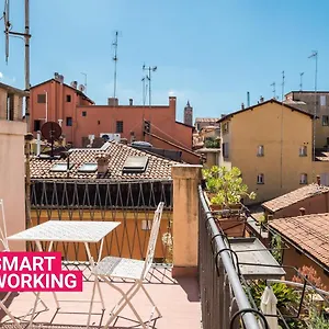A Due Passi Dalla Finestrella Di Via Piella Bologna